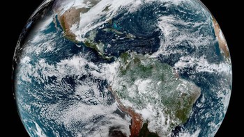 Bagian hitam adalah bayangan hitam dari Bulan pada event Gerhana Matahari Total di awal Desember 2020. Foto: NASA