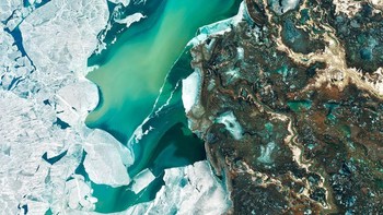 Dijepret di angkasa, delta sungai beku di selatan Kazakhstan ini kontras dengan padang gurun berwarna krem di dekatnya. Foto: NASA