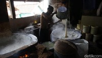 Sejumlah perajin tahu di kawasan itu menyampaikan mengalami penurunan keuntungan sekitar 50 persen menyusul naiknya harga kedelai sejak beberapa hari terakhir. 