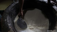 Para perajin di kawasan tersebut memilih tetap menjalankan produksi tahu meskipun mengalami penurunan laba. 