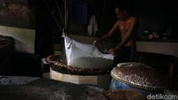 Menurut mereka, kenaikan harga kedelai membuat keuntungan dari hasil penjualan tahu hanya cukup untuk ongkos produksi.