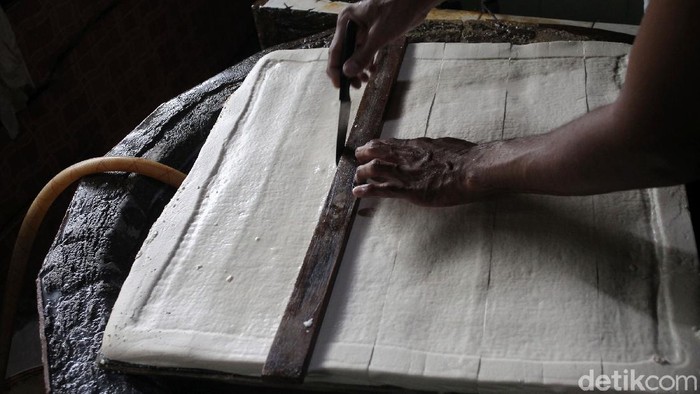 Perajin meproduksi tahu di industri rumahan pembuatan tahu kawasan Gedongkiwo, Kota Yogyakarta, D.I Yogyakarta, Senin(4/1/2021). Sejumlah perajin tahu di kawasan itu menyampaikan mengalami penurunan keuntungan sekitar 50 persen menyusul naiknya harga kedelai dari Rp7 ribu per kilogram menjadi Rp9 ribu per kilogram sejak beberapa hari terakhir.