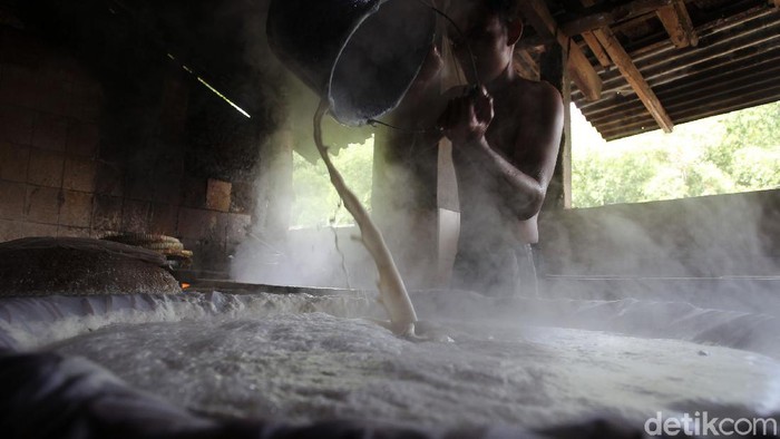 Perajin meproduksi tahu di industri rumahan pembuatan tahu kawasan Gedongkiwo, Kota Yogyakarta, D.I Yogyakarta, Senin(4/1/2021). Sejumlah perajin tahu di kawasan itu menyampaikan mengalami penurunan keuntungan sekitar 50 persen menyusul naiknya harga kedelai dari Rp7 ribu per kilogram menjadi Rp9 ribu per kilogram sejak beberapa hari terakhir.