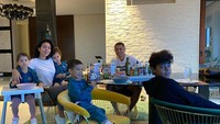 Namun, baru-baru ini Georgina Rodriguez mengunggah sebuah foto yang menghebohkan publik. Di mana ia berpose dengan memamerkan jari yang disematkan cincin berlian. Foto: Instagram @georginagio