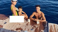 Ia sering kulineran bareng Cristiano Ronaldo dan anak-anaknya. Seperti yang terlihat pada foto ini, di mana ketiganya tengah berenang di lautan lepas sambil menikmati minuman. Foto: Instagram @georginagio