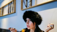 Nah, kalau yang satu ini adalah momen Georgina Rodríguez saat menikmati pasta. Lagi-lagi penampilannya selalu terlihat mewah dengan sentuhan warna hitam. Foto: Instagram @georginagio
