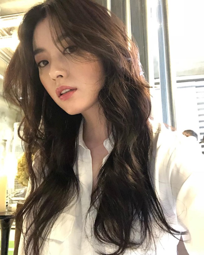12. Han Hyo JooHan Hyo Joo merupakan aktris yang dianggap memiliki kecantikan klasik. Tak heran jika pemain drama W tersebut terpilih di posisi 12 dalam daftar aktris tercantik 2021 versi KingChoice.Foto: dok. Instagram @hanhyojoo222