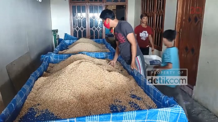 Harga Kedelai Mahal, Perajin di Parepare Perkecil Ukuran Tahu-Tempe