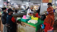 Harga tahu Cibuntu mengalami kenaikan sekitar Rp 1000 setiap bungkus atau Rp 100 setiap tahu.
