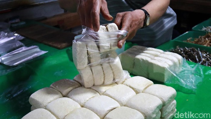Dampak kedelai naik, harga tahu di pasar tradisional yang ada di Kota Bandung, Jawa Barat naik. Kenaikan harga ini terjadi hari ini, Senin (4/1/2021).