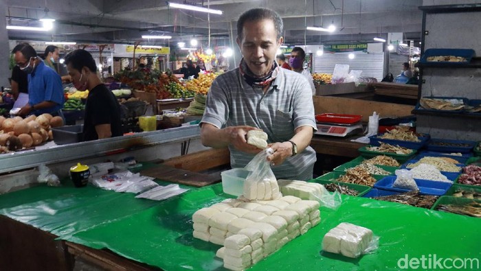 Harga Tahu Naik di Pasar Kosambi Bandung Dampak kedelai naik, harga tahu di pasar tradisional yang ada di Kota Bandung, Jawa Barat naik. Kenaikan harga ini terjadi hari ini, Senin (4/1/2021).