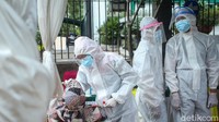 Artinya setiap kantor di DKI tetap mengurangi kapasitas pegawainya untuk mencegah penularan COVID-19.