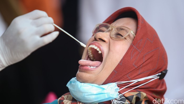 Usai libur panjang, sebanyak ratusan pegawai Kemenag diswab PCR hari ini. Berikut foto-fotonya.