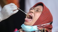 Sejumlah pegawai melakukan test swab PCR di halaman Kantor Kementerian Agama RI, Jakarta, Senin (4/1/2020). 