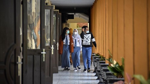Sejumlah siswa mengikuti kegiatan belajar mengajar saat hari pertama masuk sekolah pembelajaran tatap muka di SMAN 1 Mataram, NTB, Senin (4/1/2021). Pembelajaran secara tatap muka terbatas di tengah pandemi COVID-19 pada semester genap tahun ajaran 2020/2021 mulai dilaksanakan di wilayah NTB pada Senin (4/1) di sejumlah sekolah jenjang SMA, SMK dan SLB dengan menerapkan protokol kesehatan yang ketat.ANTARA FOTO/Ahmad Subaidi/hp.