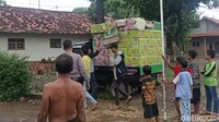Polisi menyebut spring bed abal-abal itu diproduksi di Tegal. Pedagang spring bed abal-abal itu diketahui berinisial AS (46, SY (46), dan RM (47) yang juga berasal dari Tegal.