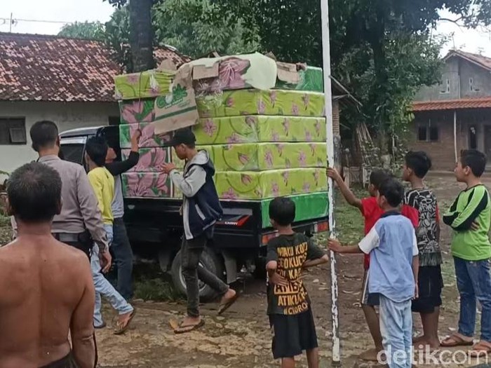 Polisi mengungkap penjualan kasur pegas (spring bed) abal-abal bermotif cuci gudang yang kerap keliling kampung.