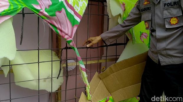 Polisi mengungkap penjualan kasur pegas (spring bed) abal-abal bermotif cuci gudang yang kerap keliling kampung.