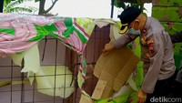 Kasur pegas ini rupanya terbuat dari kardus yang dilapisi kain sehingga mudah jebol, duh.