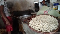 Kenaikan harga kedelai ini juga berpengaruh pada biaya produksi. Untuk sekali produksi harus mengeluarkan tambahan uang sekitar Rp 30 ribu sampai Rp 40 ribu. Penambahan biaya produksi ini karena kenaikan harga kedelai yang semula per kilo Rp 6.600 menjadi Rp 9.100.