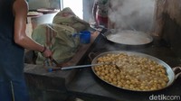 Untuk biaya sekali produksi biaya yang diperlukan sekitar Rp 150 ribu sampai Rp 160 ribu. Kemudian, sekarang sekali produksi biayanya menjadi Rp 190 ribu. Adapun sehari bisa 30 sampai 40 kali produksi.