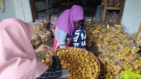 Danang menuturkan, jika sekali beli 1 ton kedelai. Sekali beli tersebut berarti ada kenaikan sekitar Rp2,5 juta yang cukup untuk stok 2 sampai 3 hari. Kemudian, belum lagi adanya kenaikan harga minyak goreng.