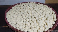Siasat adanya kenaikan harga kedelai, kata dia, yang dilakukan dengan mengurangi ukuran. Untuk normalnya satu tahu bulat 16-17 gram, sekarang 13-14 gram.