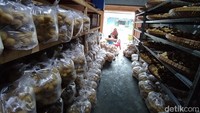 Untuk membuat tahu bulat, kata dia, menggunakan mesin. Hal ini seperti mesin bakso.