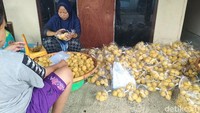 Tahu bulat yang jadi tersebut diambil sales di rumahnya. Kemudian diedarkan menuju Pasar Muntilan. 
