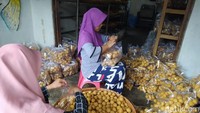 Untuk produksi meliputi ukuran sedang dan kecil. Untuk ukuran sedang 10 biji dijual kepada pedagang sebesar Rp 3.000. Kemudian ukuran kecil 10 biji dijual kepada pedagang Rp 1.500.
