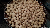 Seorang perajin tahu bulat, Danang Santoso (37), mengatakan, kenaikan harga kedelai tidak berpengaruh terhadap penjualan tahunya. Kenaikan ini berdampak pada penambahan ongkos biaya produksi.
