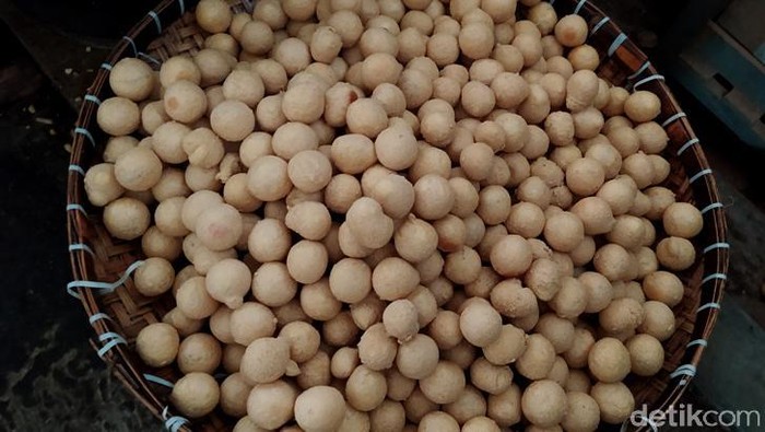 Hiks, Ukuran Tahu Bulat Jadi Mini Perajin tahu bulat di Kota Magelang ini terpaksa mengurangi ukuran. Upaya ini dilakukan untuk menyiasati kenaikan harga kedelai.