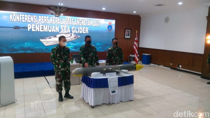 Jumpa pers TNI AL soal seaglider yang ditemukan Selayar. (Adhyasta Dirgantara/detikcom)