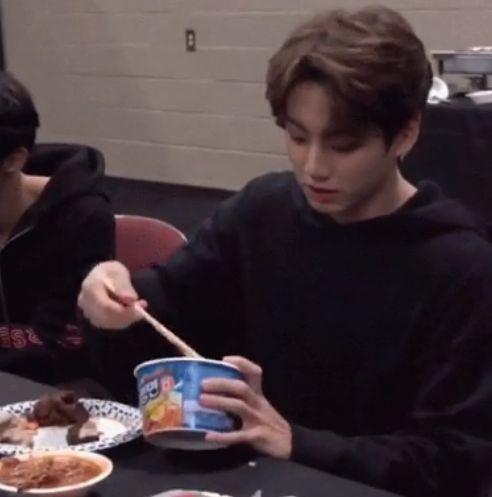 Tips Buka Bungkus Bumbu Mie Instan ala Jungkook BTS