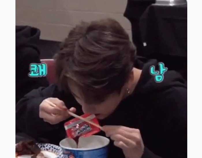 Tips Buka Bungkus Bumbu Mie Instan ala Jungkook BTS