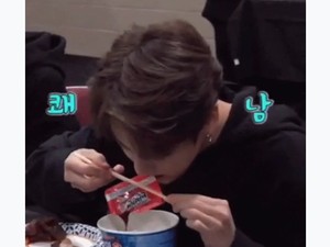 Praktis! Begini Cara Jungkook BTS Buka Bungkus Bumbu Mie Instan