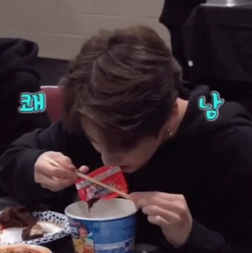 Tips Buka Bungkus Bumbu Mie Instan ala Jungkook BTS