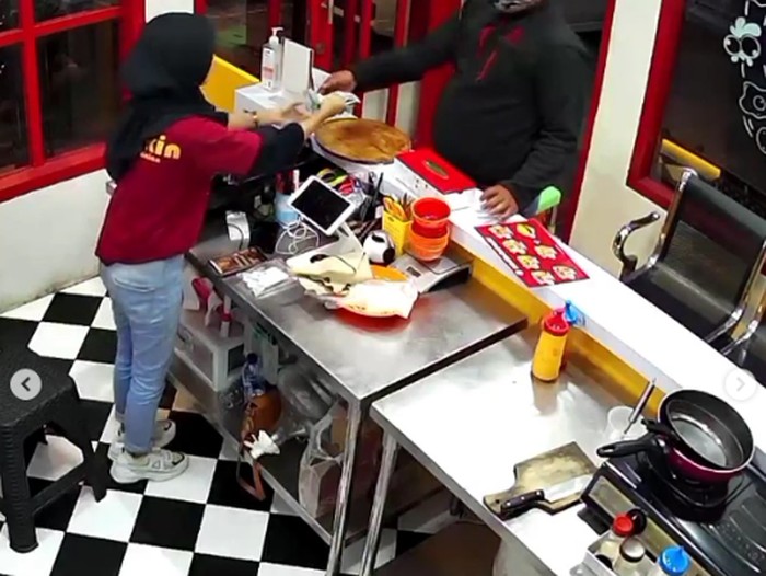 kasir restoran di hipnotis Kasih Restoran Dihipnotis Pria yang Nyamar Jadi Ojol
