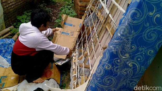 Kasur pegas (spring bed) abal-abal yang biasa dijual dengan iming-iming cuci gudang