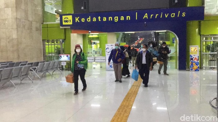 Kedatangan penumpang KA Jarak Jauh di Stasiun-stasiun di Jakarta.