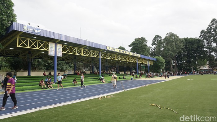 Revitalisasi alun-alun Kota Tangerang masih berlangsung. Alun-alun yang juga populer dengan nama lapangan Ahmad Yani itu mulai terlihat wujud indahnya.