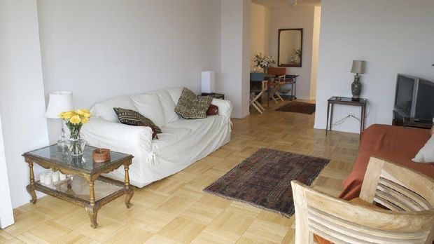 kesalahan desain interior Eclectic furniture of a modern studio apartment balance out the blank white walls