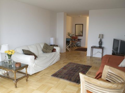 kesalahan desain interior Eclectic furniture of a modern studio apartment balance out the blank white walls