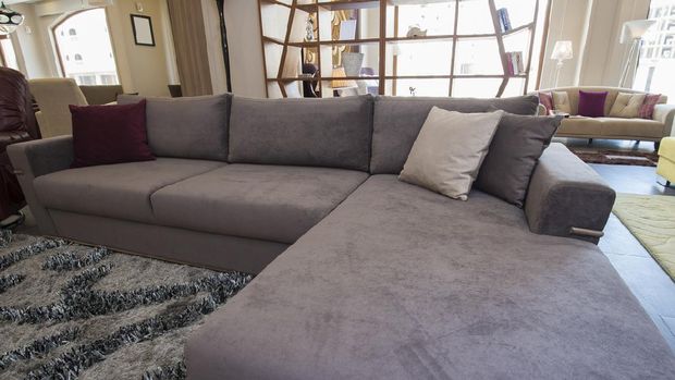kesalahan desain interior Large L-shaped corner sofa in living room furniture show home