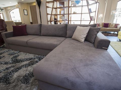 kesalahan desain interior Large L-shaped corner sofa in living room furniture show home