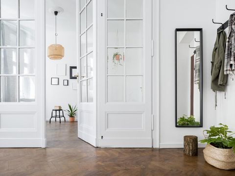 kesalahan desain interior Spacious and stylish home interior with old glass door and wooden parquet
