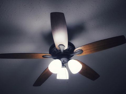 kesalahan desain interior Ceiling fan in a room