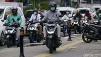 Para pengendara sepeda motor tersebut mengambil dan membahayakan para pejalan kaki.