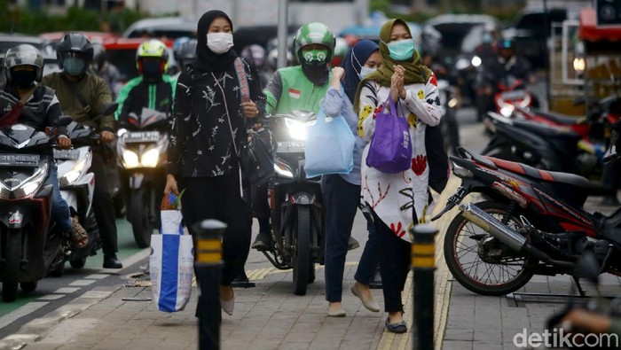 Ketika Hak Pejalan Kaki Ditikung Pemotor Nakal Hak pejalan kaki terus dirampas para pengendara motor nakal demi memangkas jarak tempuh.