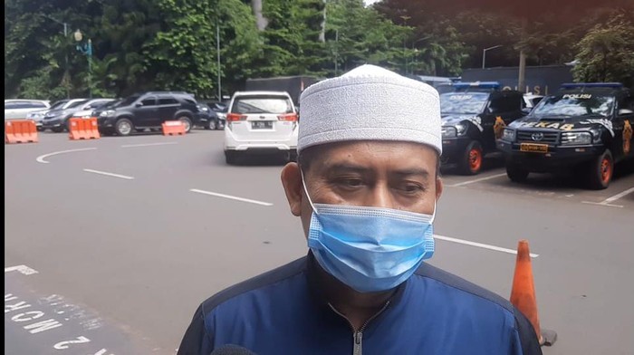 Ketum PA 212 Slamet Maarif tiba di Polda Metro Jaya untuk diperiksa terkait Aksi 1812.